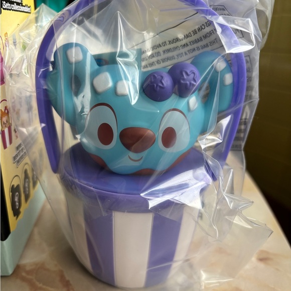 New Disney Munchlings STITCH Poppin' Treat Bucket w/ 5 mini munchlings included - Picture 2 of 4